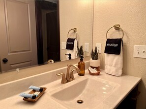 Combined shower/bathtub, hair dryer, towels, soap - Luxury Stay w/ Movie Room, Coffee Bar, 2 King Suites, Firepit — Black Hills View (Rapid City)