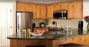 Kjøleskap, mikrobølgeovn, kokeplater og spisebord