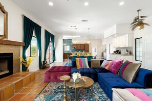 スマートテレビ、暖炉、テレビゲーム、卓球台