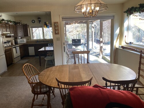 Spacious 1700 sqft 2 bdrm near airport and downtown-Sleeps 8, pet friendly 