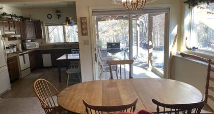 Spacious 1700 sqft 2 bdrm near airport and downtown-Sleeps 8, pet friendly