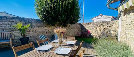 تناول الطعام بالخارج