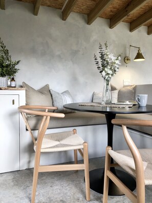 Dining - The Aggie Hideaway, unique cosy cabin (Saint Agnes)