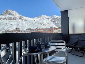 Outdoor dining - Le Bec Rouge (Le Lac) by Interhome (Tignes)