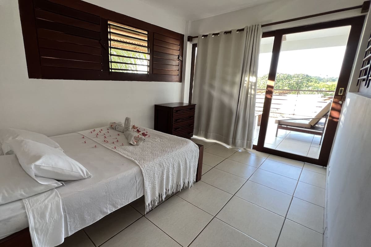 Apartamento família, vista para a piscina | Roupas de cama premium, frigobar, Wi-Fi de cortesia