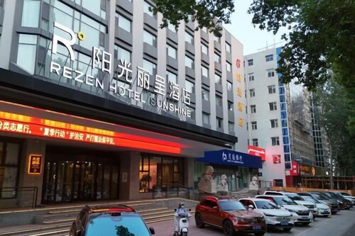 Rezen Sunshine Hotel (Gongren Cultural Palace)