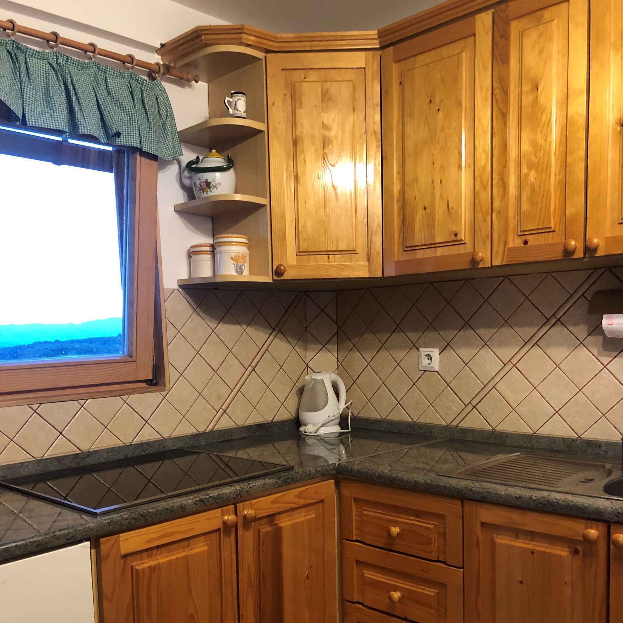 Geladeira, micro-ondas, cooktop, cafeteira/chaleira