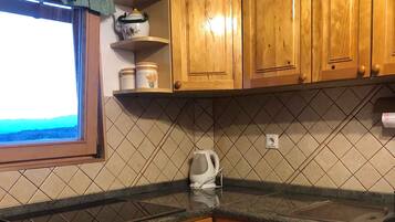 Geladeira, micro-ondas, cooktop, cafeteira/chaleira