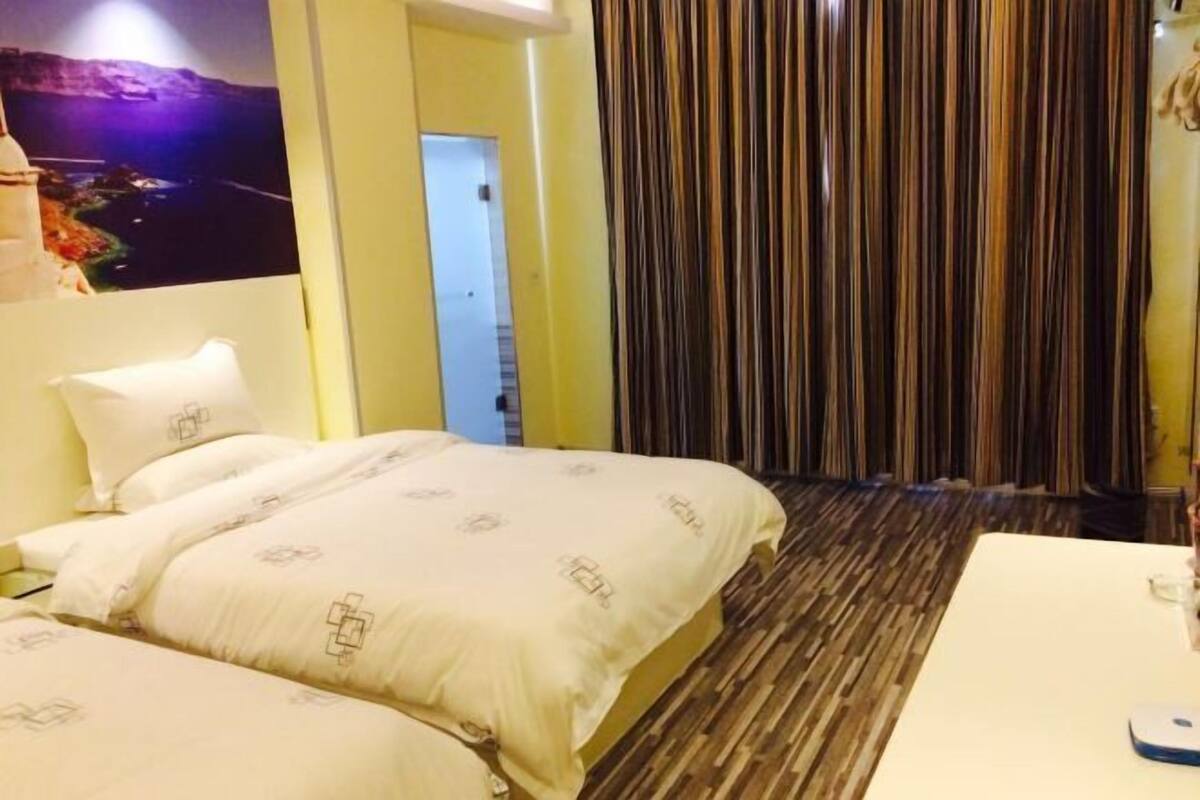 Quarto de hotel com uma cama, uma mesa e vista para o oceano.