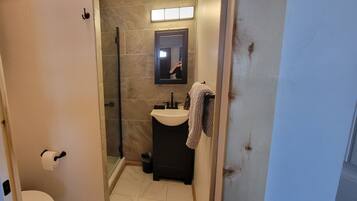 Dusche, Haartrockner, Fußbodenheizung (Badezimmer), Handtücher