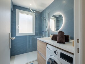 Douche, séchoir à cheveux, serviettes fournies