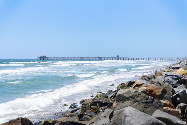 Plage, chaises longues, serviettes de plage