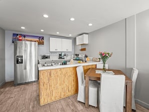 Fridge, microwave, oven, stovetop - BEACHFRONT COTTAGE LOWER UNT ON THE STRAND IN OCEANSIDE, TWO-BED AND ONE-BATH (Oceanside)