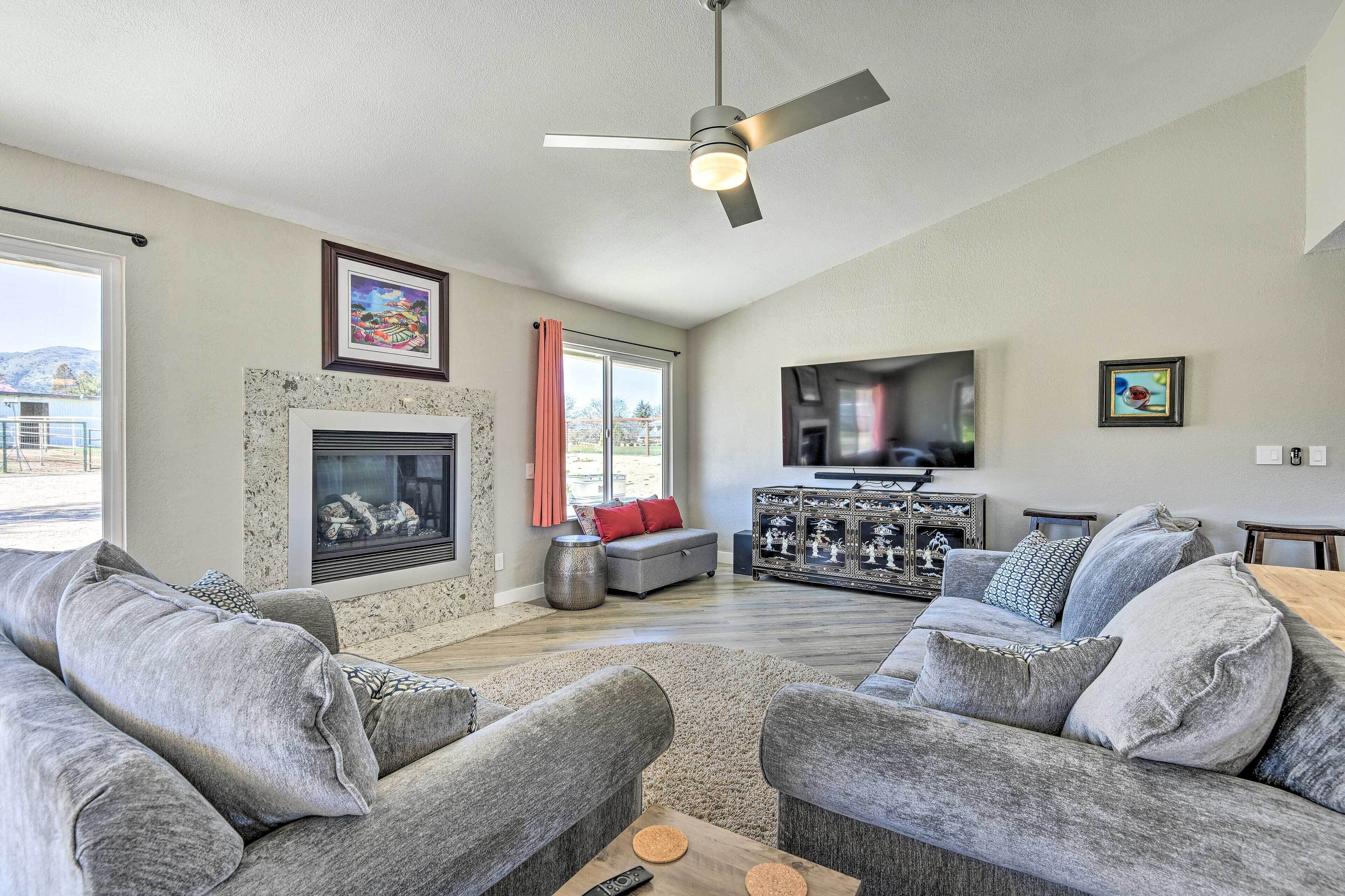 Newly Updated, Dog-Friendly Peakview House!