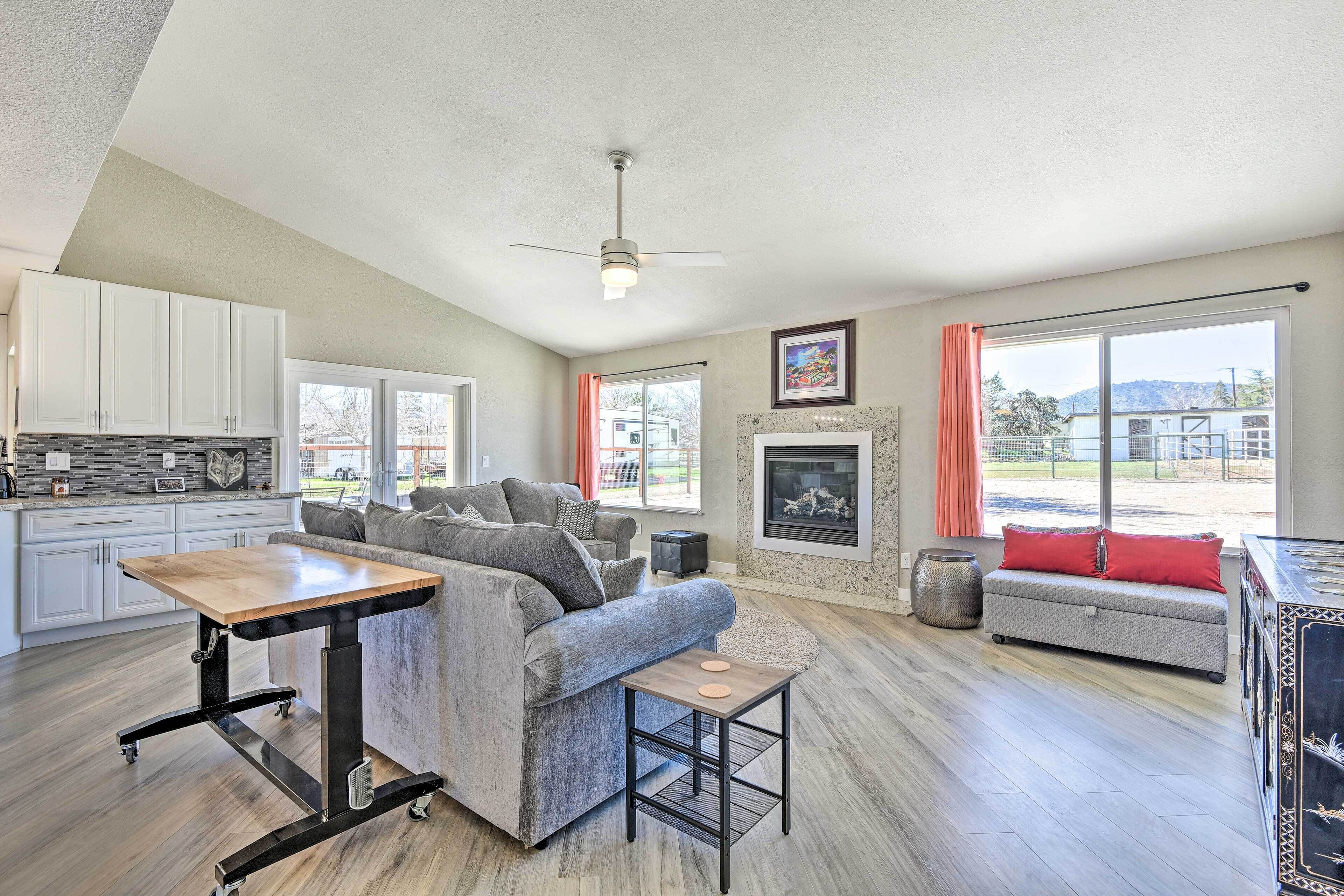 Newly Updated, Dog-Friendly Peakview House!