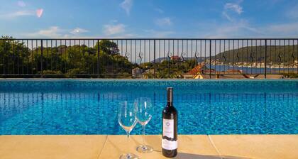 Ferienhaus mit Pool und Klimaanlage