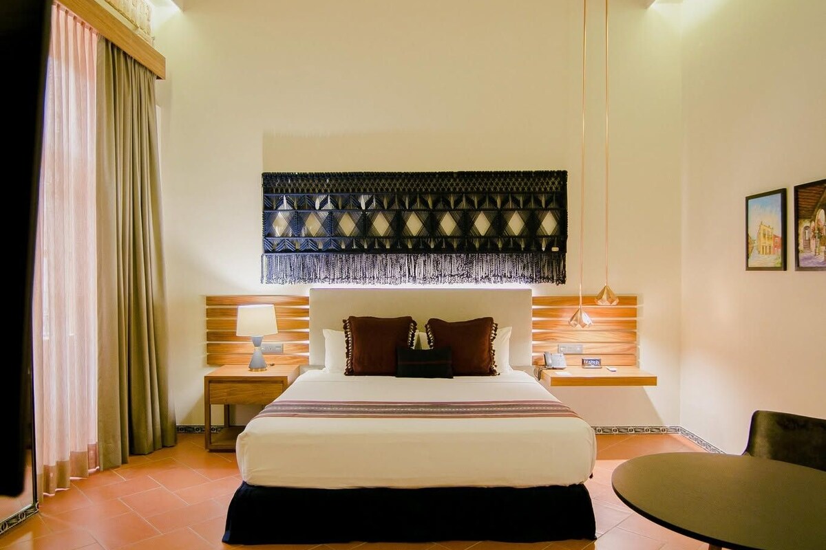 Luxury Room, 1 King Bed, Non Smoking | Premium bedding, Select Comfort beds, in-room safe, blackout drapes