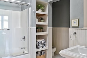 Combined shower/bathtub, hair dryer, towels, soap