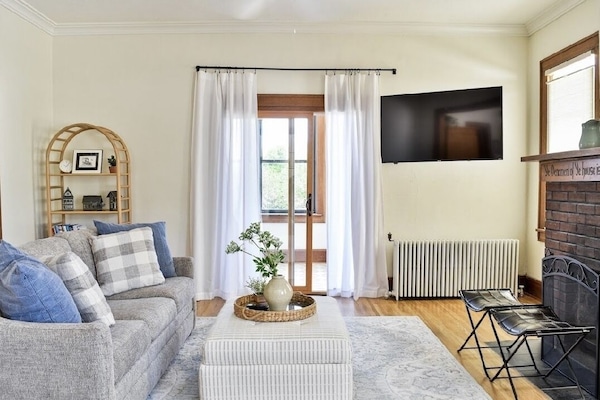 Smart TV, chimenea, libros