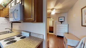 Frigorífico, microondas, placa de cocina y cafetera o tetera