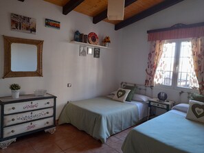 5 bedrooms, iron/ironing board, travel cot, free WiFi - EXPERIENCES rural house  (Camuñas)