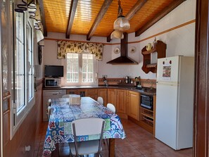 Fridge, microwave, oven, stovetop - EXPERIENCES rural house  (Camuñas)