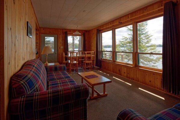 Televisio, takka, DVD-soitin, pöytäjalkapallopöytä