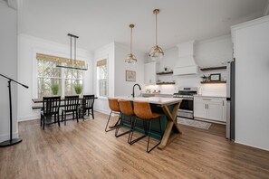 Køleskab, mikrobølgeovn, ovn, kogeplade