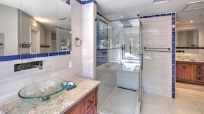 Ensemble douche/baignoire, sĂšche-cheveux, serviettes fournies