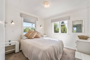 4 bedrooms, iron/ironing board, WiFi, bed sheets - Close to Lake with Wi-Fi, short stroll to the lake, bunks for the  younger guest . (Taupō)