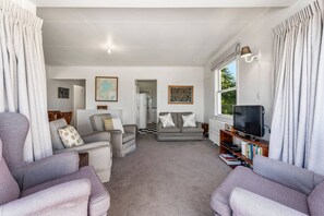 TV - Close to Lake with Wi-Fi, short stroll to the lake, bunks for the  younger guest . (Taupō)