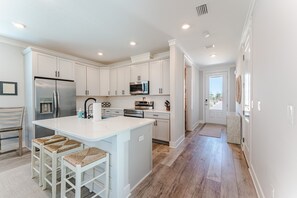 Frigorifero, microonde, forno, piano cottura