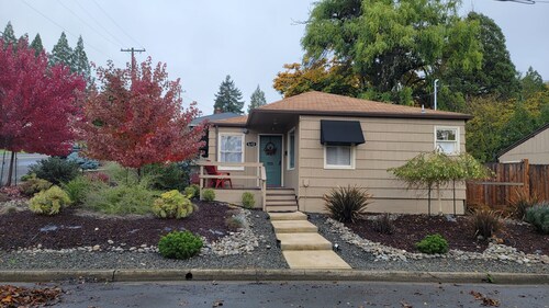 Heavenly Bungalow, immaculately clean, close to downtown!