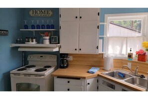 Kjøleskap, mikrobølgeovn, ovn og kokeplater