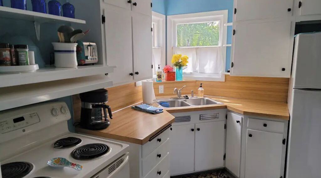 冷蔵庫、電子レンジ、オーブン、コンロ