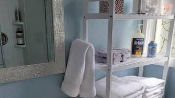 تجهيزات دش، مجففات شعر، مناشف، صابون