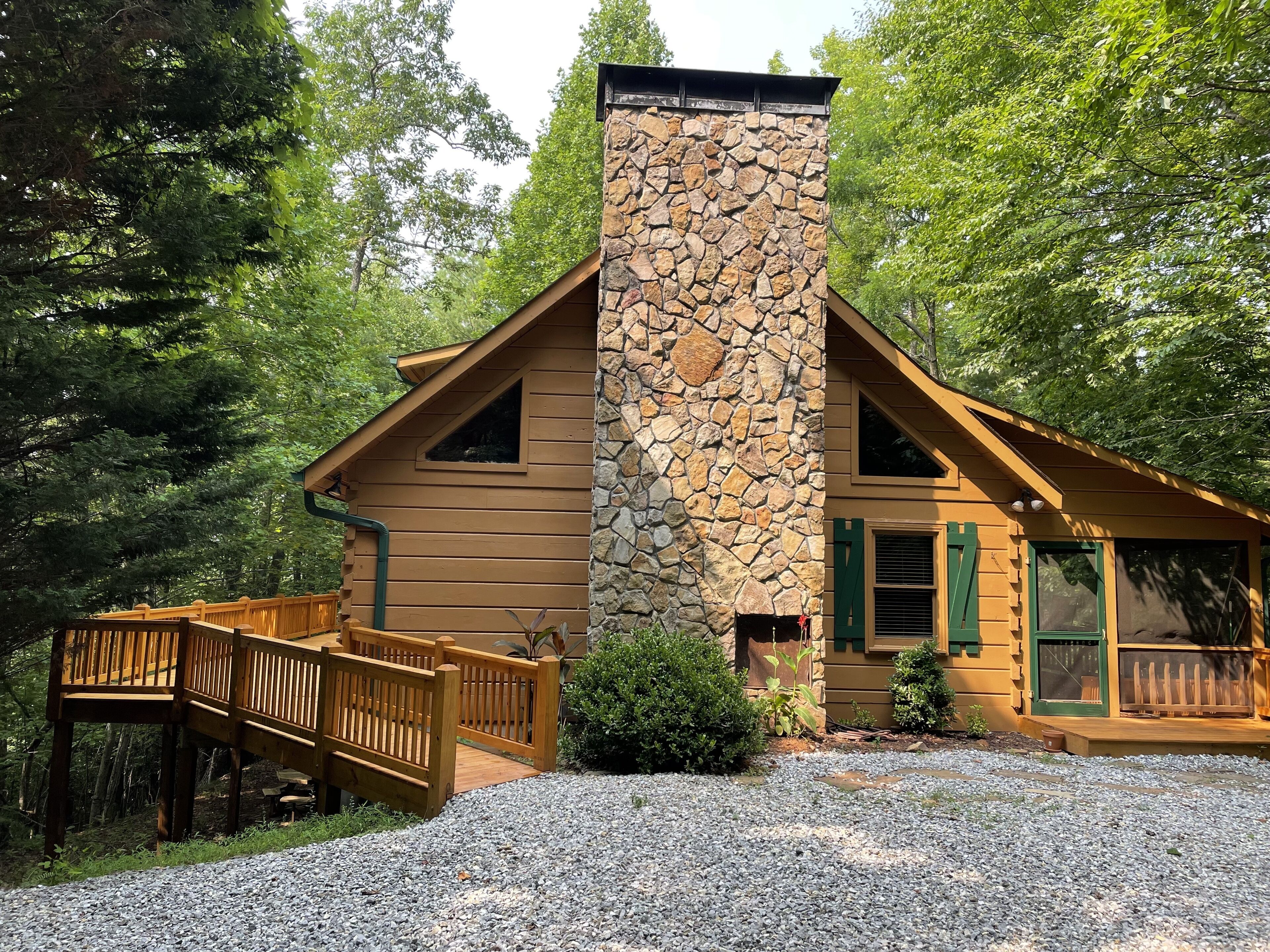 Cozy Cabin 3 bed including loft bed, porch, deck, fireplace