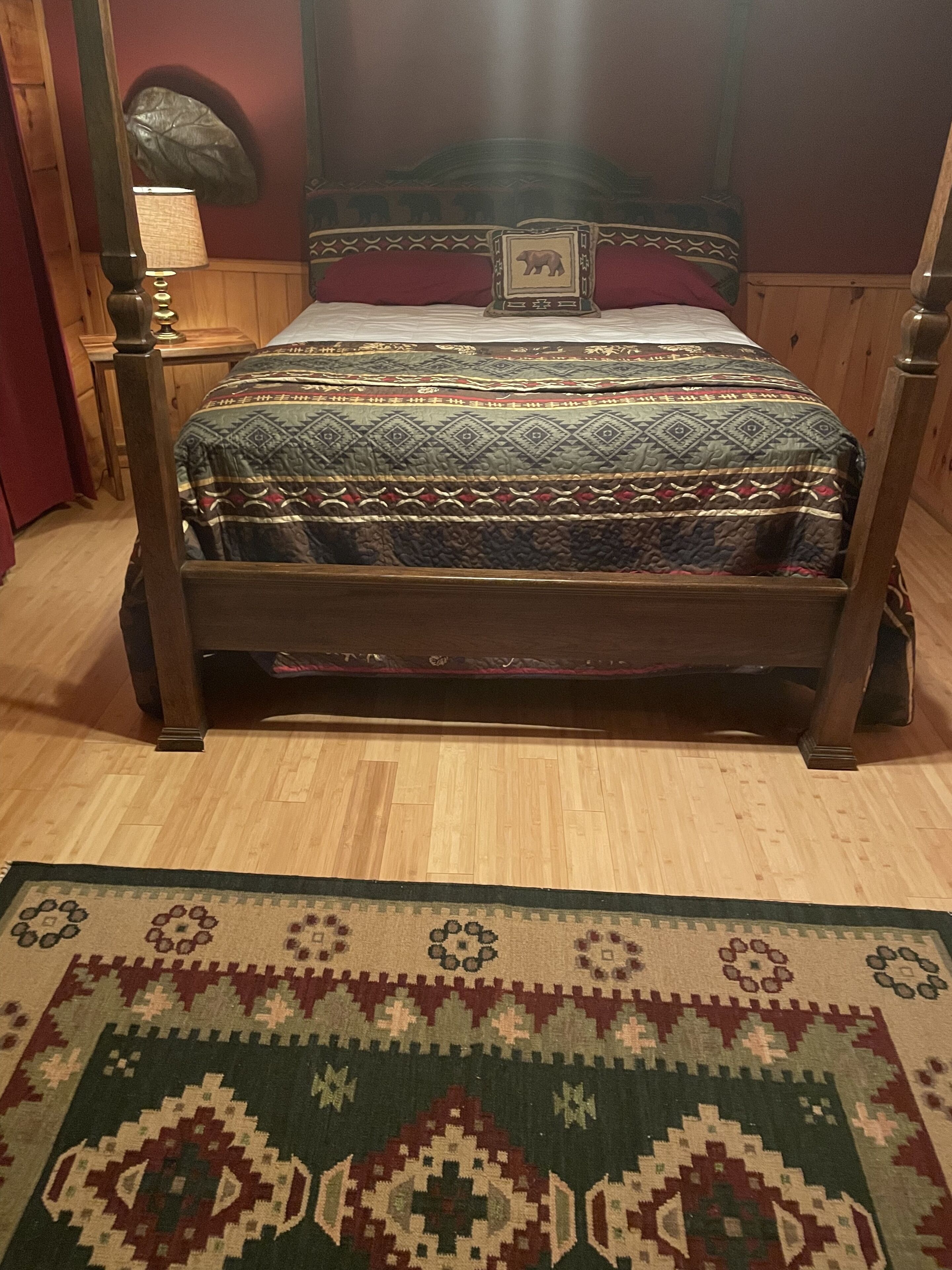 Cozy Cabin 3 bed including loft bed, porch, deck, fireplace