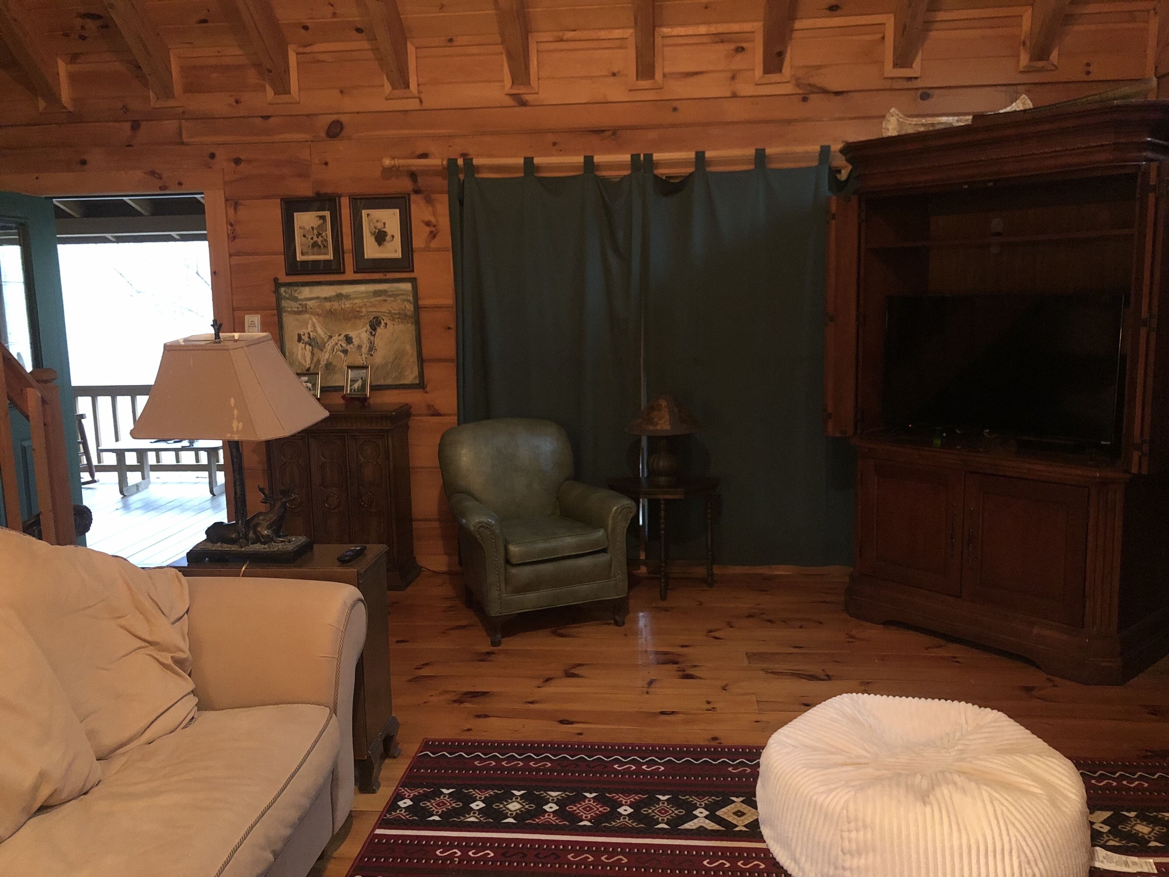Cozy Cabin 3 bed including loft bed, porch, deck, fireplace