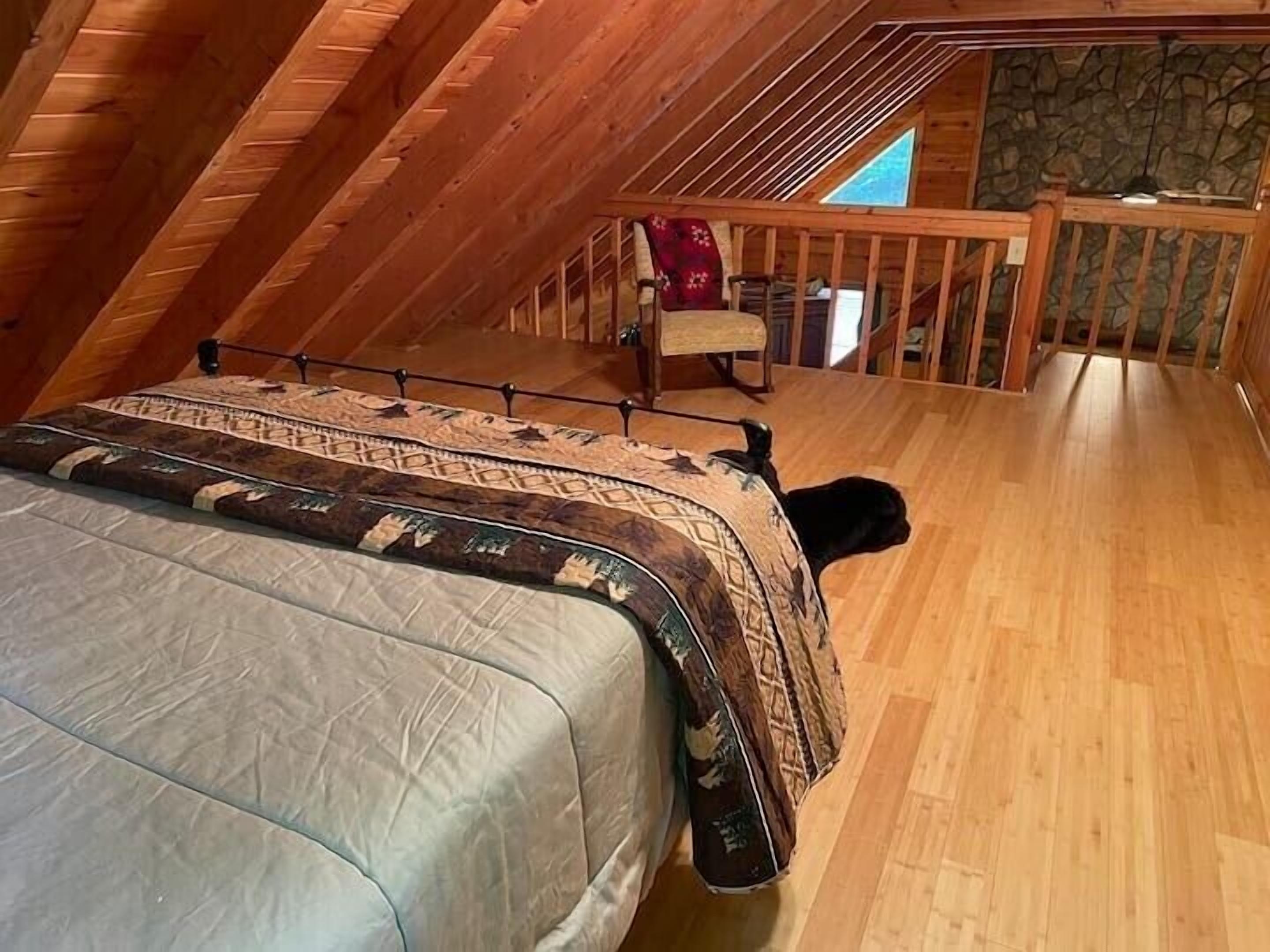 Cozy Cabin 3 bed including loft bed, porch, deck, fireplace