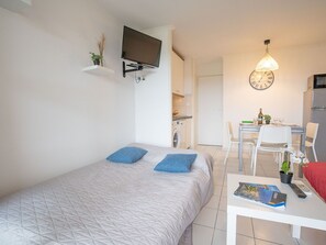 1 bedroom, travel cot, WiFi, bed sheets