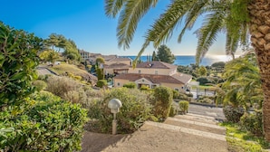 A residential area with houses, a clear sky, and a view of the sea. - Nice apartment for 6 people with pool, WIFI, TV, terrace and pets allowed (Saint-raphaël)