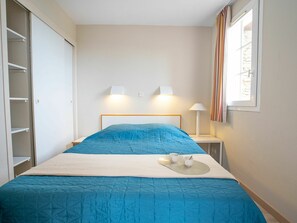 2 bedrooms, travel cot, WiFi, bed sheets