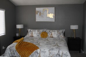 3 bedrooms, desk, iron/ironing board, WiFi - The Perfect "Home Away From Home" (Phoenix)