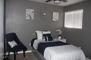 3 bedrooms, desk, iron/ironing board, WiFi - The Perfect "Home Away From Home" (Phoenix)