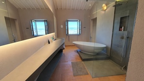 Badewanne, Haartrockner, Bidet, Handtücher