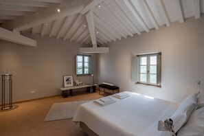 6 quartos, ferros/tábuas de passar roupa, berço de viagem