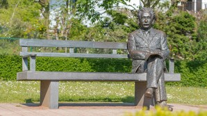 A statue of a seated man on a bench in a park. - Beautiful apartment for 4 people with WIFI, TV and pets allowed (De Haan)
