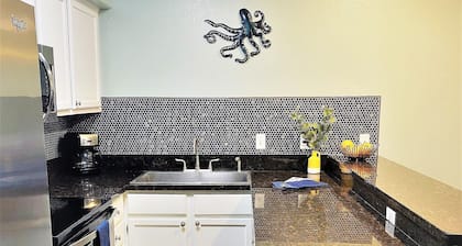 3 Bedroom 2&1/2 Bath Townhouse with Pool & Hot Tub - Sleeps 8