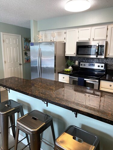 3 Bedroom 2&1/2 Bath Townhouse with Pool & Hot Tub - Sleeps 8